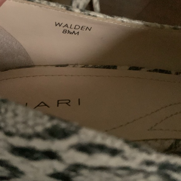 Tahari WALDEN Snakeskin print LEATHER Neutrals Size 8.5M Raised seam HEELS - Picture 4 of 11